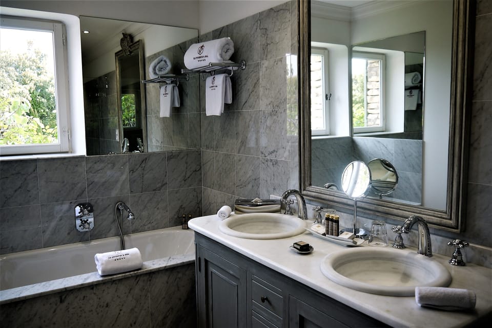 Deluxe Room | Bathroom | Combined shower/tub, free toiletries, hair dryer, bathrobes