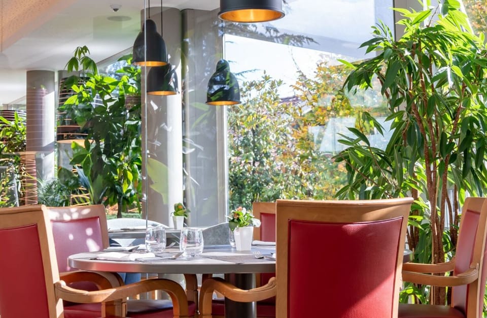 2 restaurants; breakfast, lunch, and dinner served