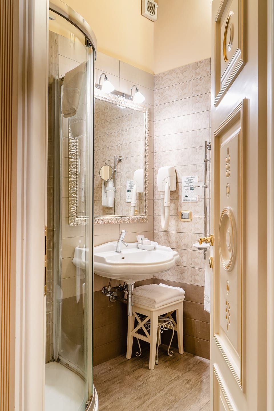 Standard Double Room | Bathroom | Shower, rainfall showerhead, free toiletries, hair dryer