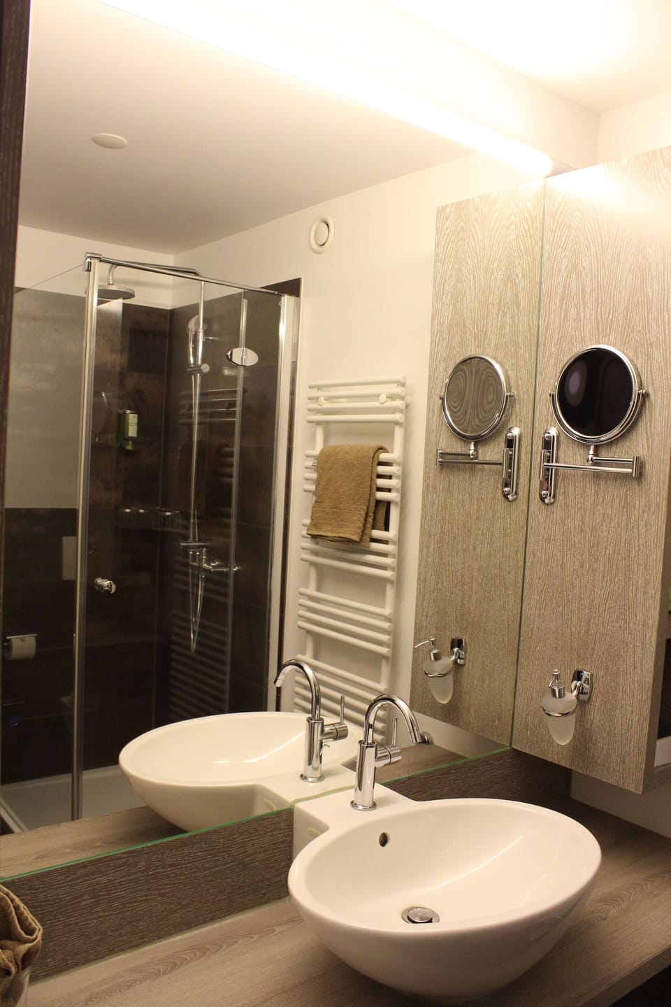 Business Double Room Single Use | Bathroom | Shower, rainfall showerhead, free toiletries, hair dryer