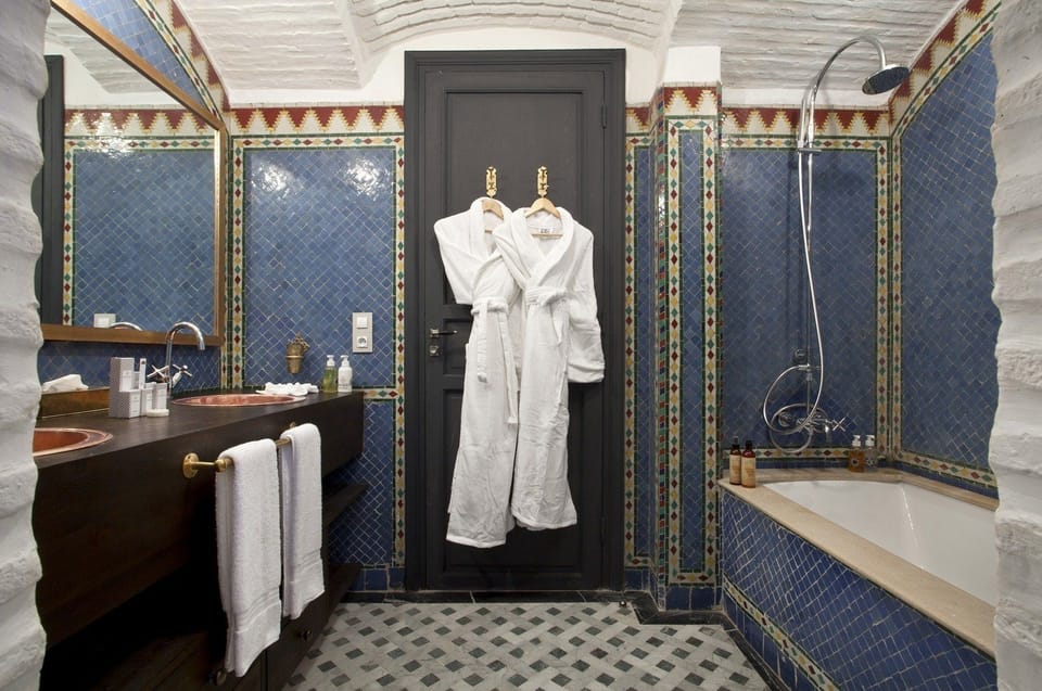 Combined shower/tub, deep soaking tub, free toiletries, hair dryer