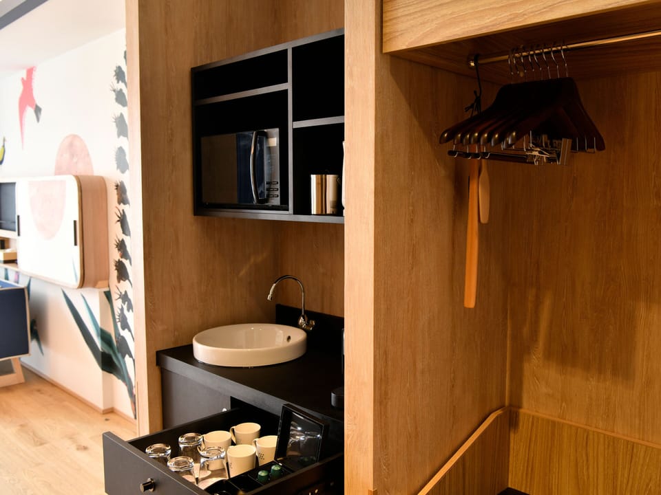 Family Room with Nature | In-room safe, blackout drapes, free WiFi, bed sheets