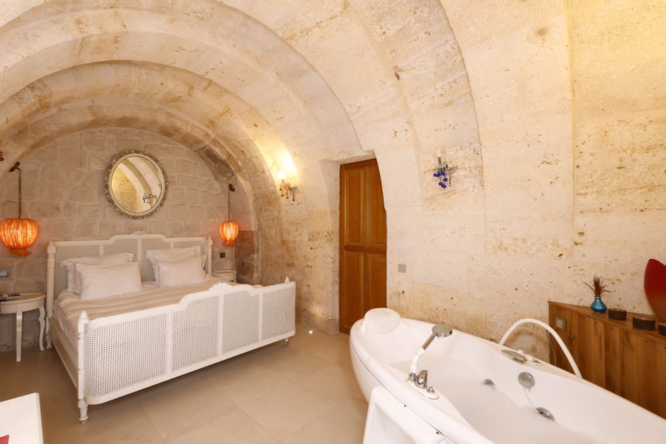 Romantic Suite | Premium bedding, minibar, in-room safe, individually decorated