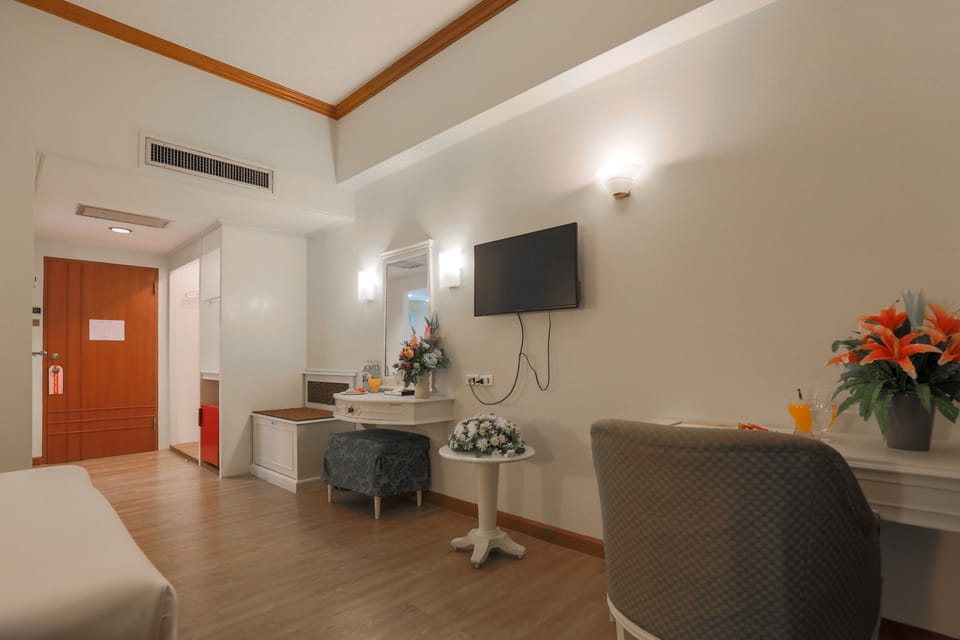 Minibar, in-room safe, WiFi (free)