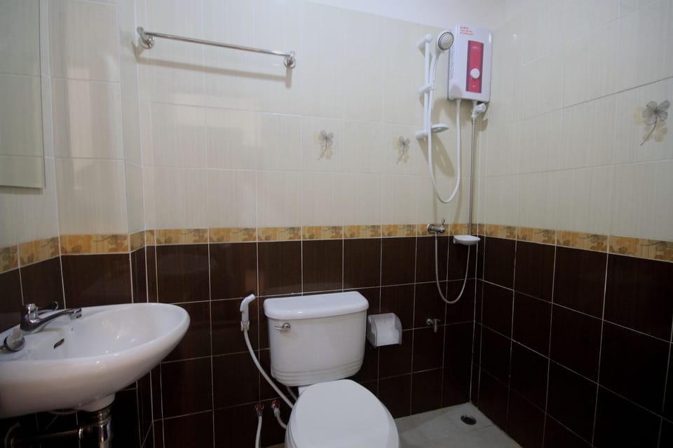 Shower, rainfall showerhead, free toiletries, hair dryer (on request)