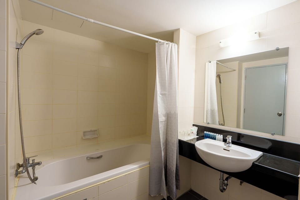Triple Room Tower1 | Bathroom | Shower, free toiletries, hair dryer, bidet