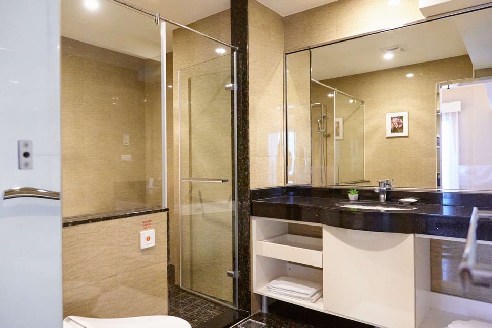 Grand Suite, 1 Bedroom | Bathroom | Shower, rainfall showerhead, free toiletries, hair dryer
