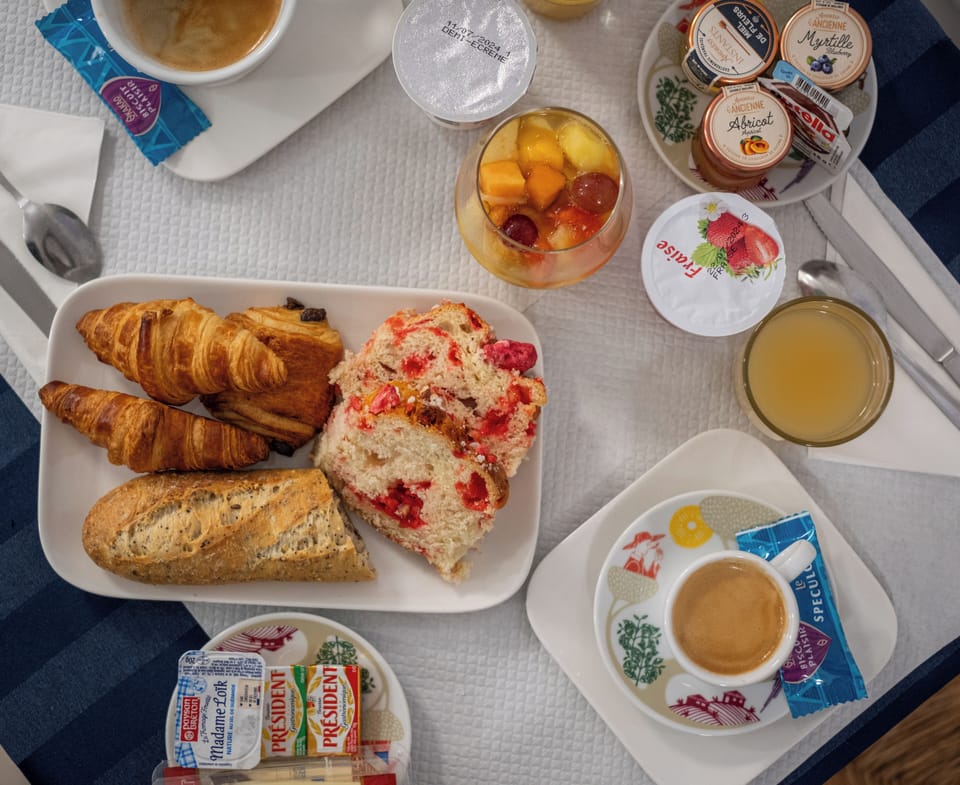 Daily continental breakfast (EUR 12 per person)
