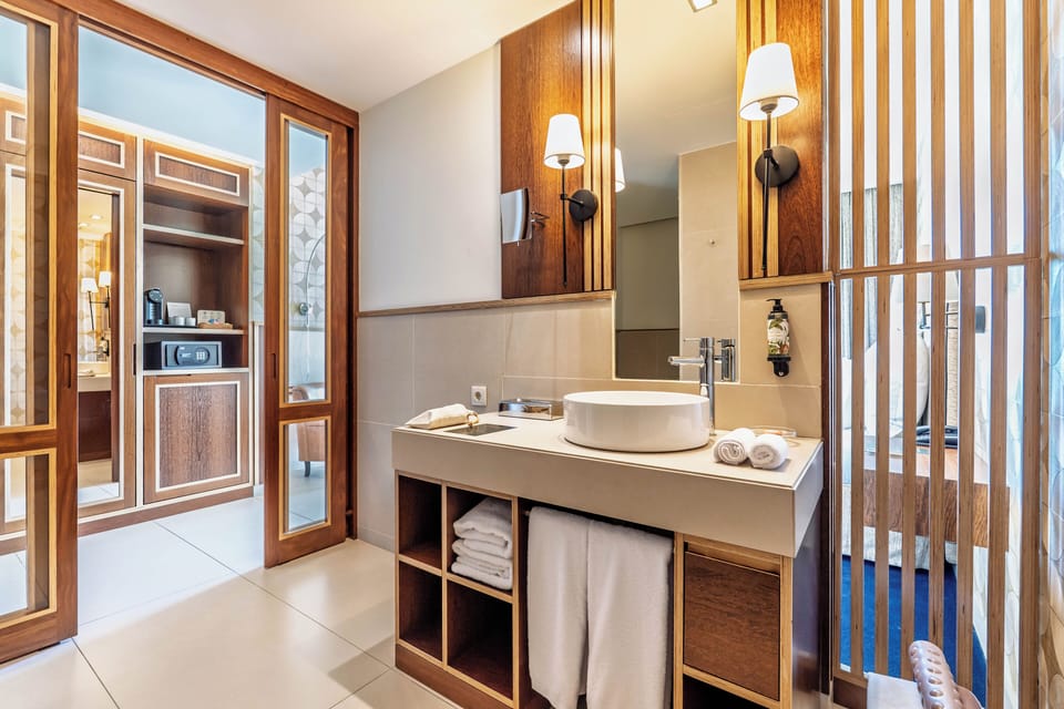 Rainfall showerhead, free toiletries, hair dryer, slippers