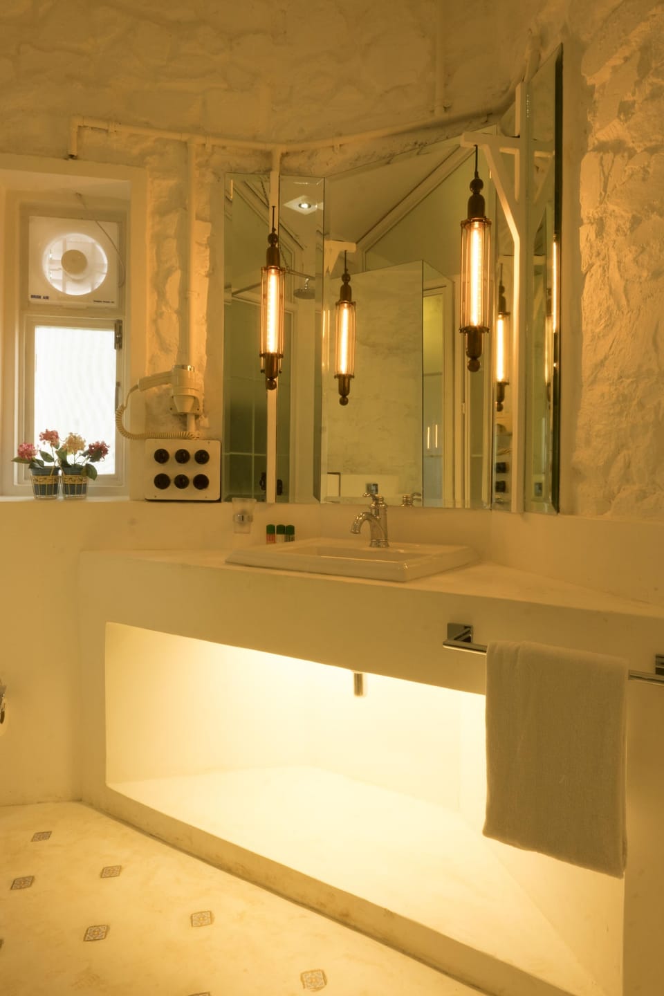 Deluxe Room, Pool View | Bathroom | Shower, rainfall showerhead, free toiletries, hair dryer