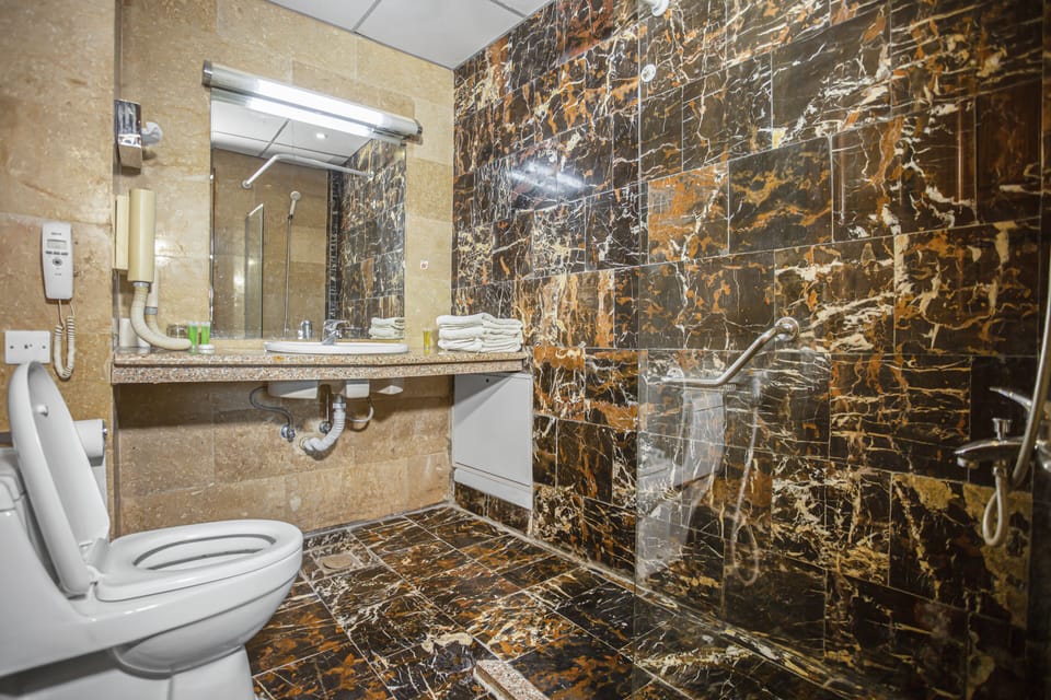 Deluxe Triple Room | Bathroom | Combined shower/tub, rainfall showerhead, designer toiletries