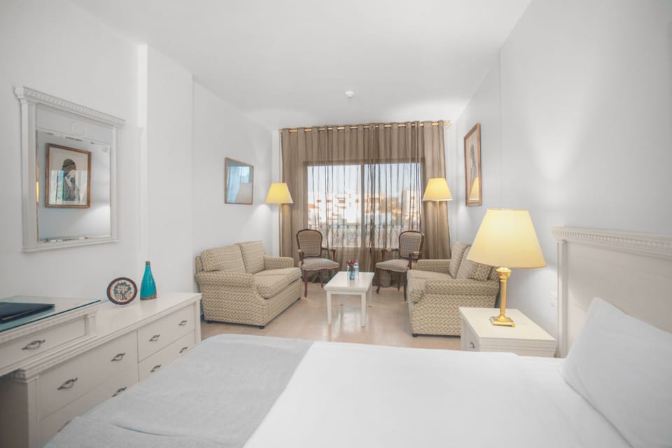 Junior Studio Suite, Pool View | Egyptian cotton sheets, premium bedding, memory foam beds, minibar