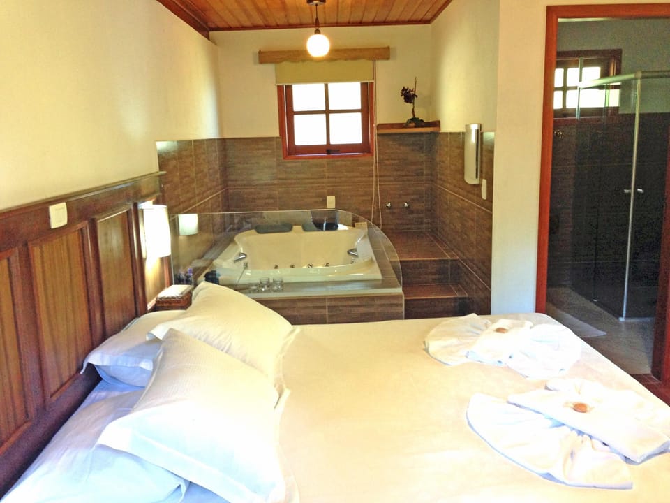 Chalet | Minibar, blackout drapes, free WiFi, bed sheets