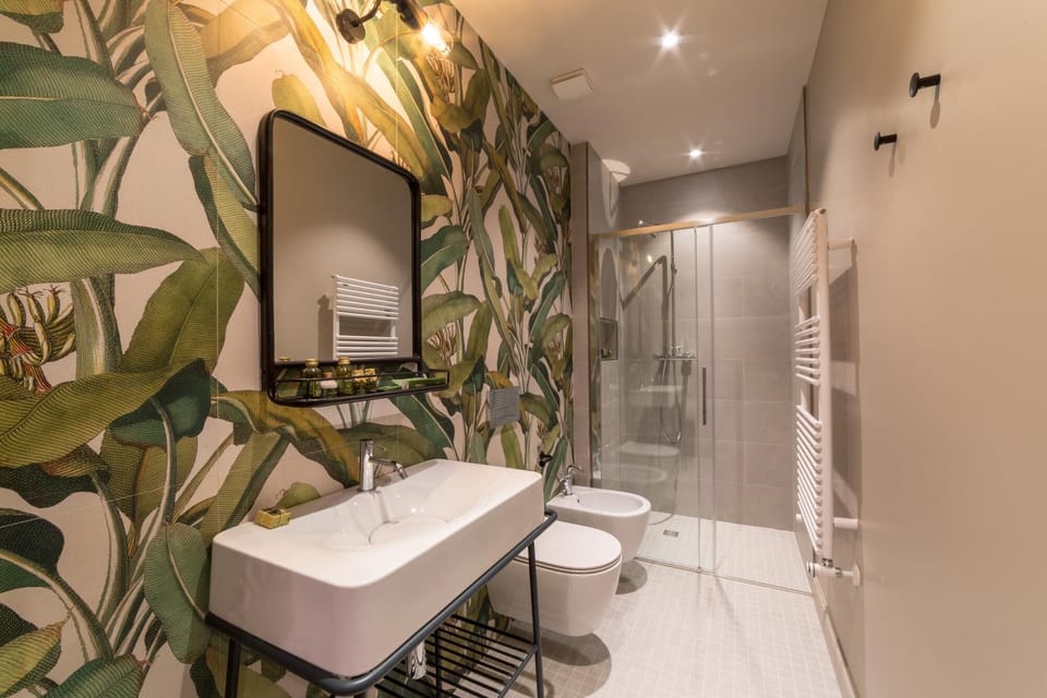 Deluxe Twin Room | Bathroom | Hair dryer, towels, soap, shampoo