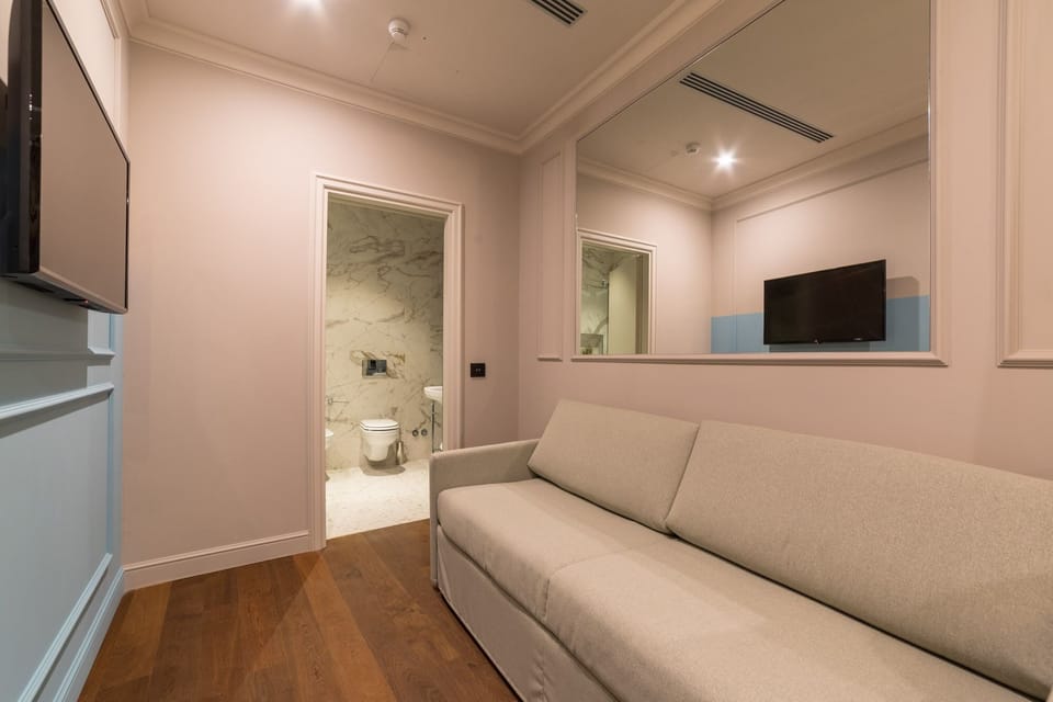 Junior Suite | Living area | 24-inch Smart TV with satellite channels, TV