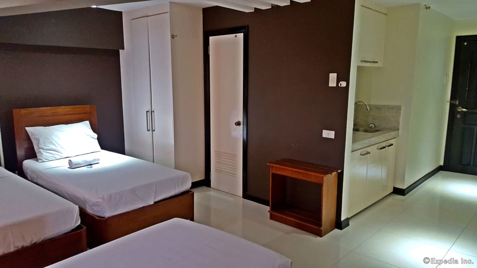Deluxe Room (Quadruple) | Premium bedding, minibar, in-room safe, desk