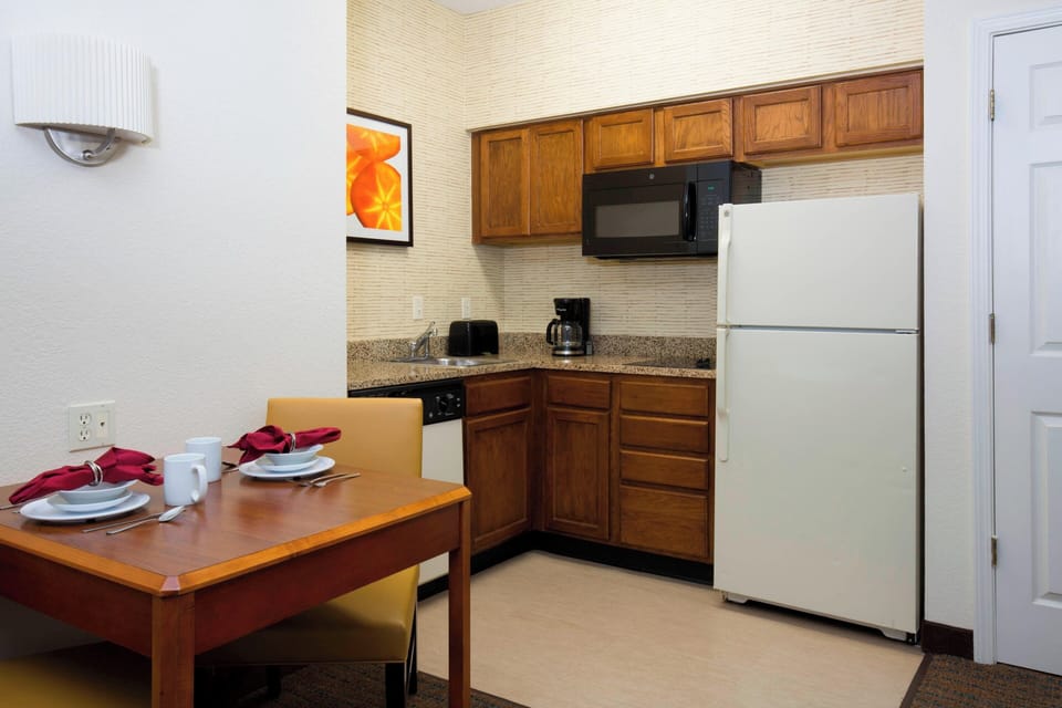 Suite, 1 Bedroom | Premium bedding, desk, iron/ironing board, cribs (free)
