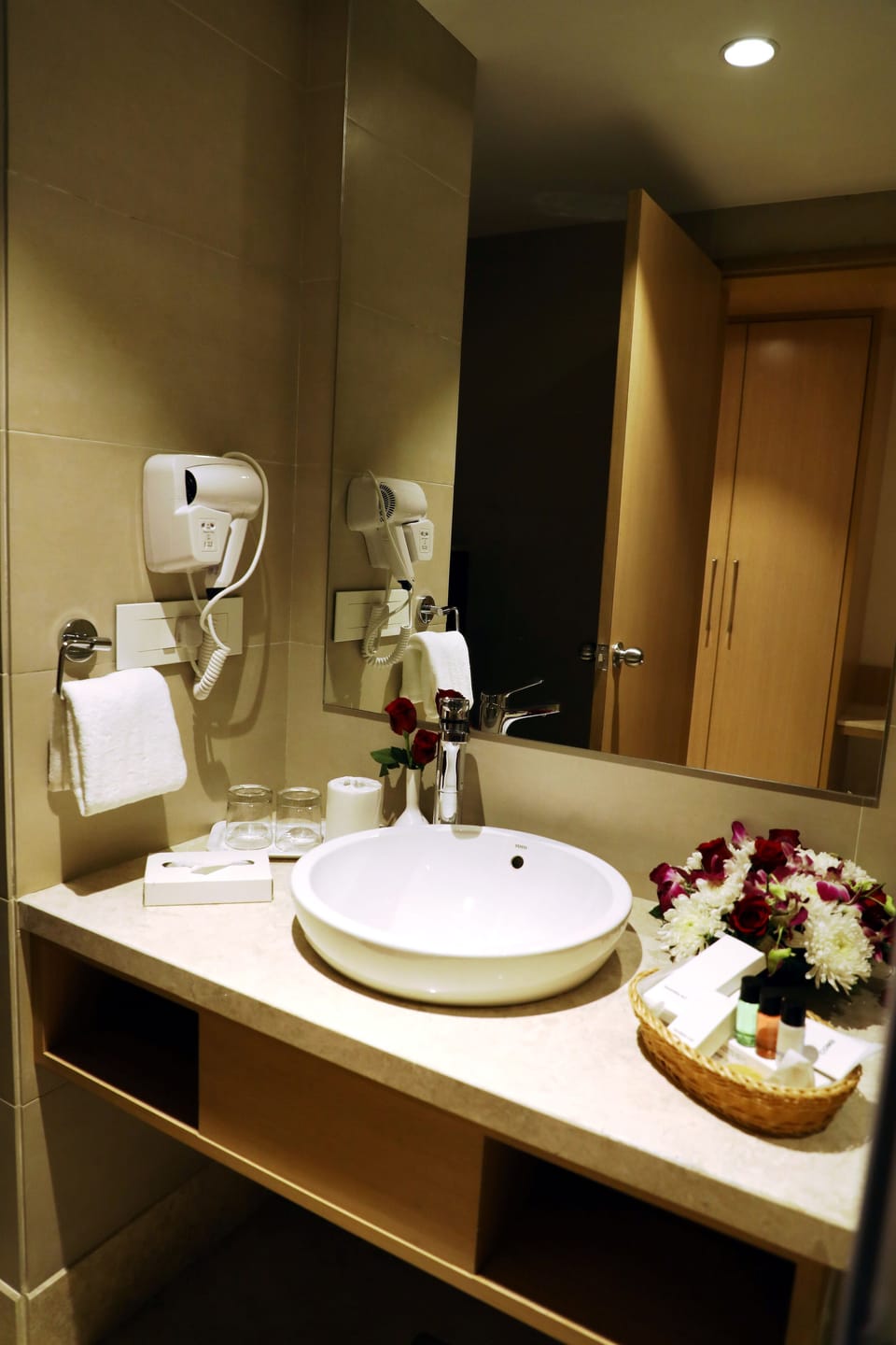 Executive Room | Bathroom | Shower, free toiletries, hair dryer, towels