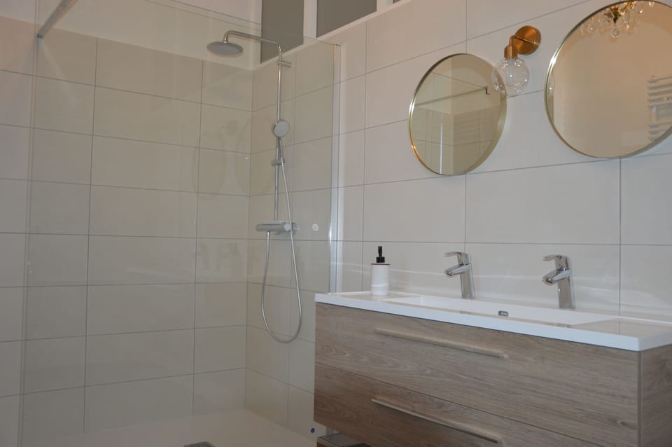 Double Room (Ghislaine) | Bathroom | Hair dryer, bathrobes, slippers, towels