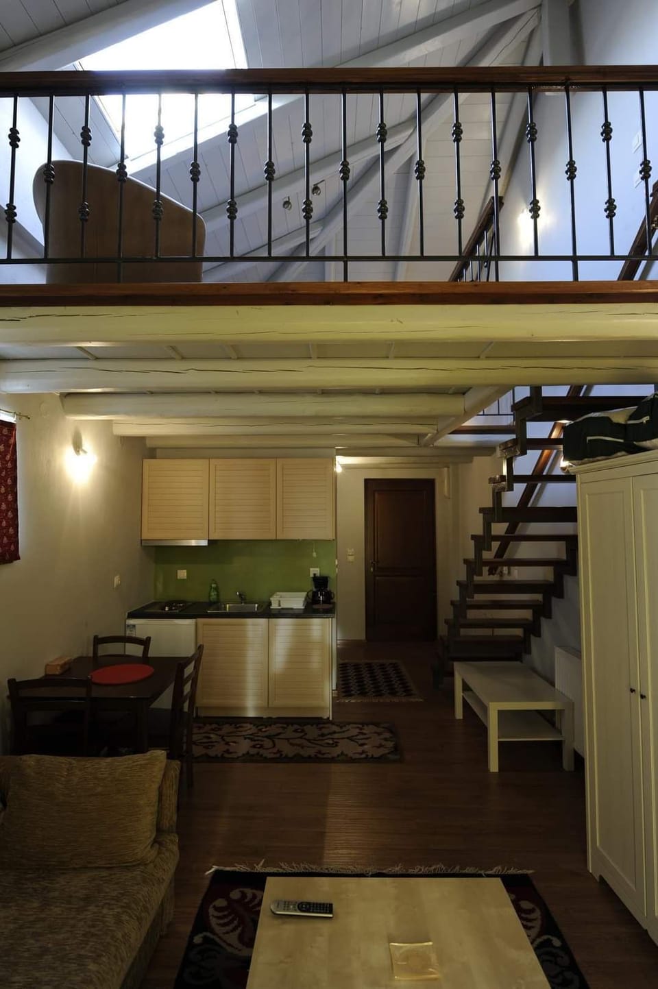 Duplex | Private kitchenette | Fridge, stovetop, coffee/tea maker, electric kettle