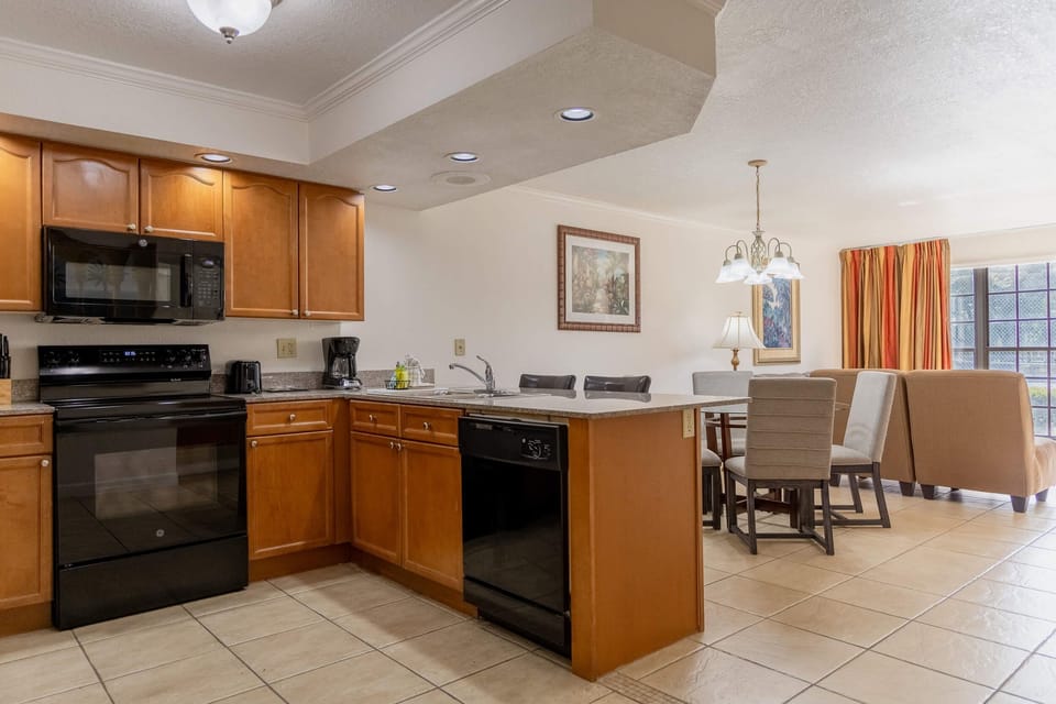 Suite, 1 Bedroom | Private kitchen | Coffee/tea maker, microwave, toaster, paper towels