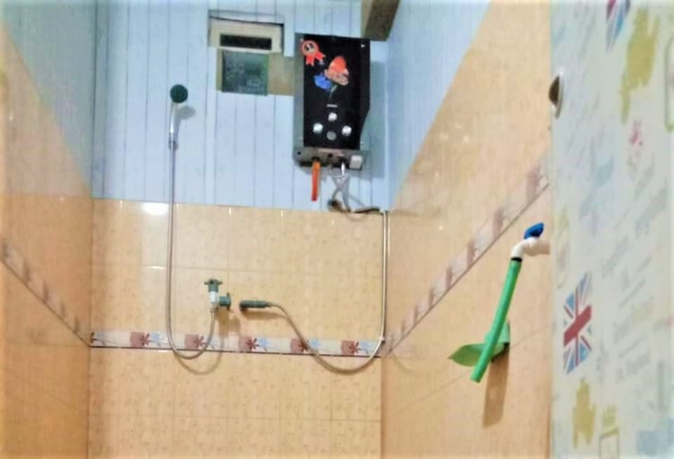 Shower, free toiletries, towels
