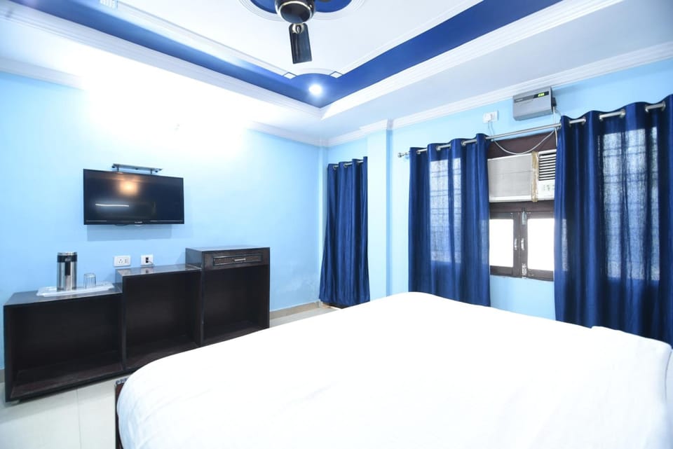 Iron/ironing board, bed sheets
