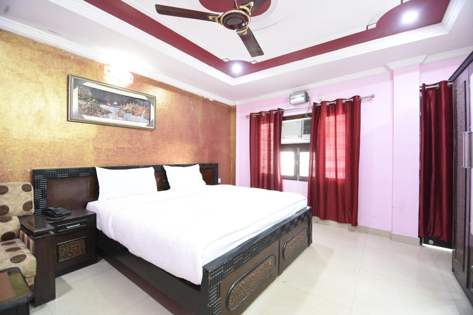 Iron/ironing board, bed sheets