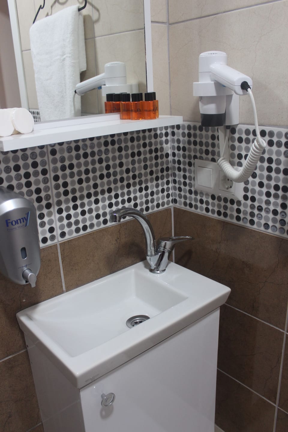 Twin Room | Bathroom | Bathtub, slippers, towels