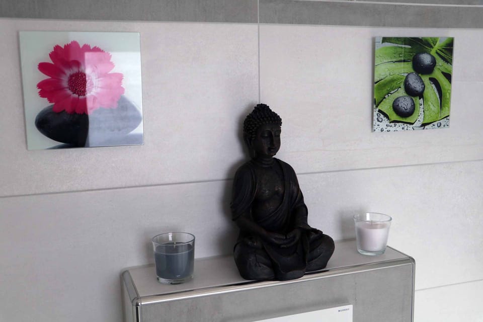 Luxury Penthouse | Bathroom | Shower, hair dryer, bathrobes, towels