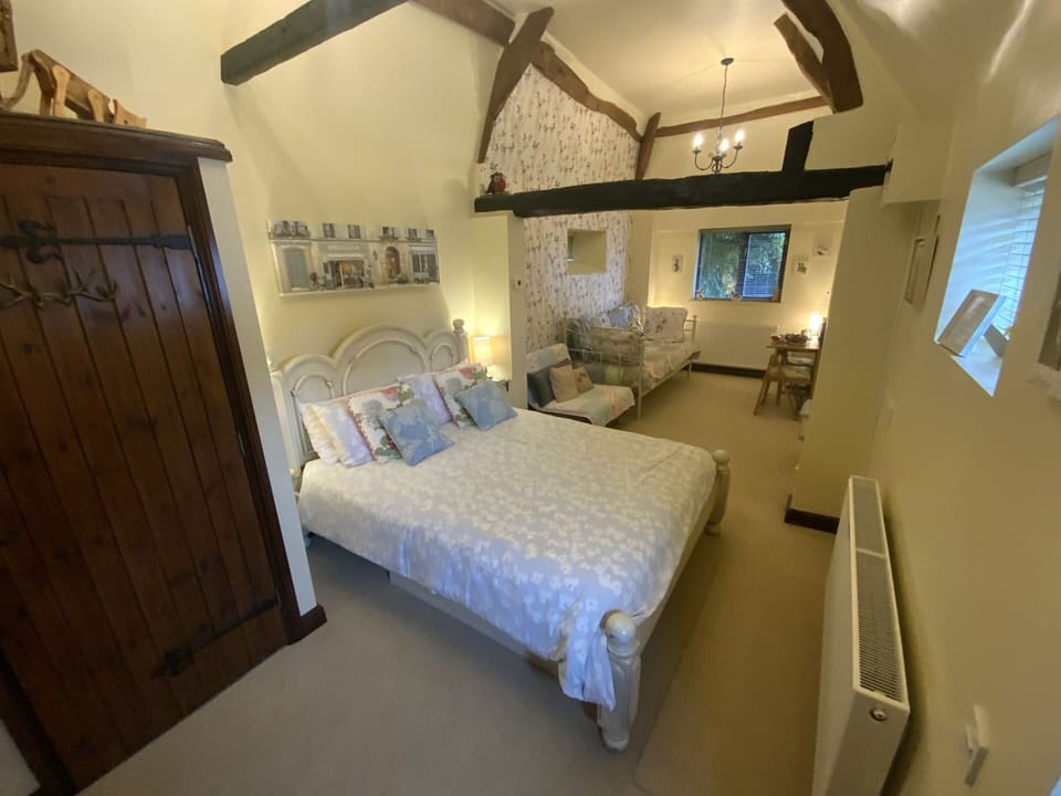 Deluxe Quadruple Room, Ensuite (The Smithy) | Interior