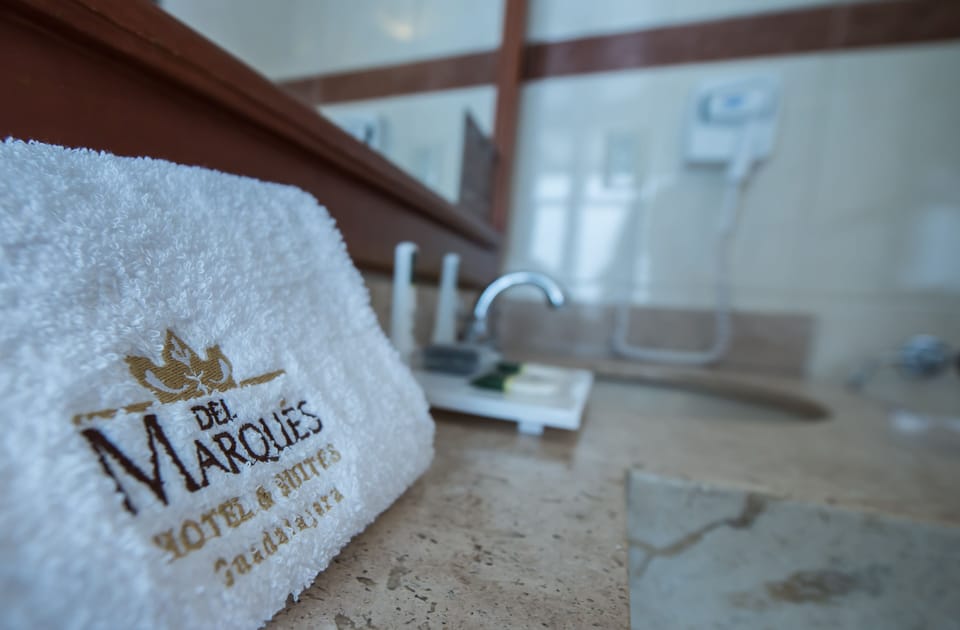 Shower, rainfall showerhead, free toiletries, hair dryer