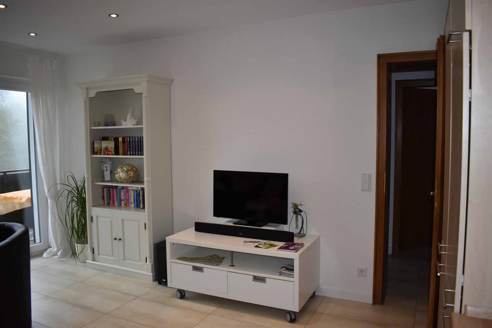 Apartment | Living area | 32-inch TV with satellite channels