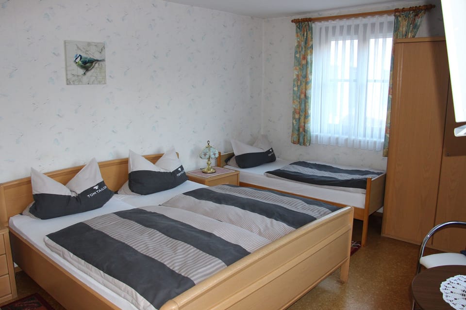 Triple Room | Free WiFi, bed sheets