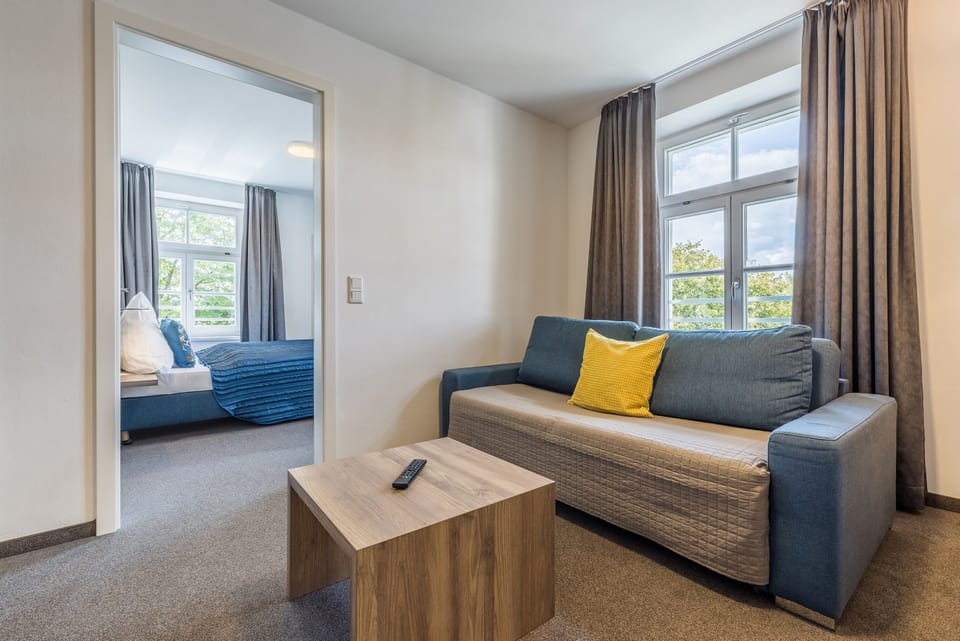 Junior Suite | Living area | 32-inch TV with cable channels, pay movies