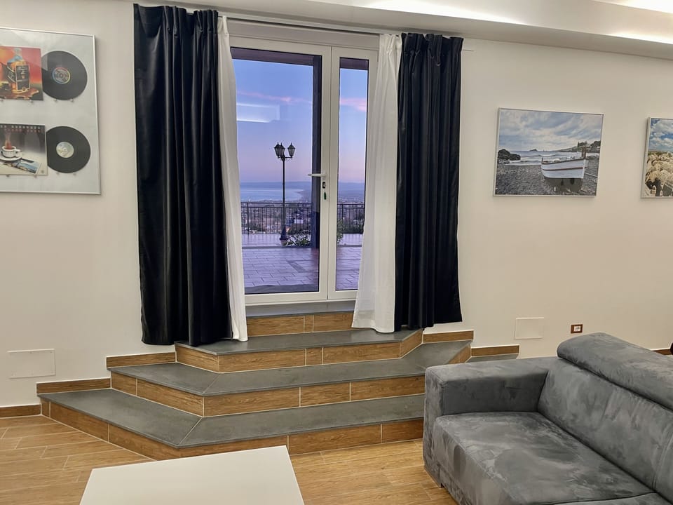 Panoramic Studio Suite, Jetted Tub, Sea View | City view