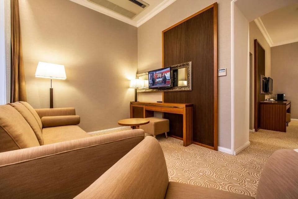 Junior Double Room | Hypo-allergenic bedding, minibar, in-room safe, desk