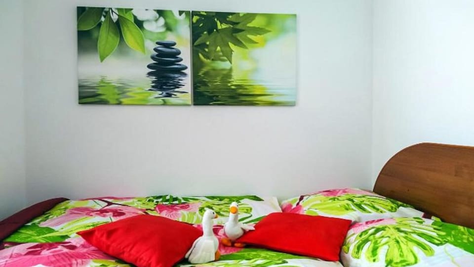 Basic Triple Room | Individually decorated, individually furnished, laptop workspace