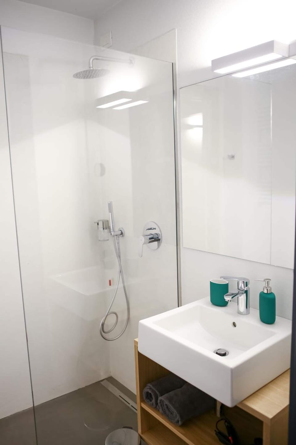 Deluxe Room (Atala) | Bathroom | Shower, rainfall showerhead, hair dryer, bidet