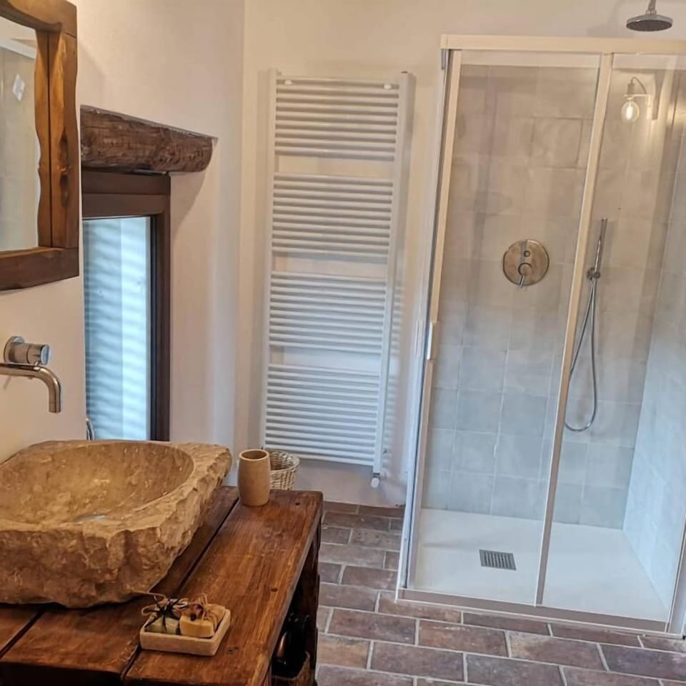 Family Studio Suite | Bathroom | Shower, hydromassage showerhead, eco-friendly toiletries, hair dryer