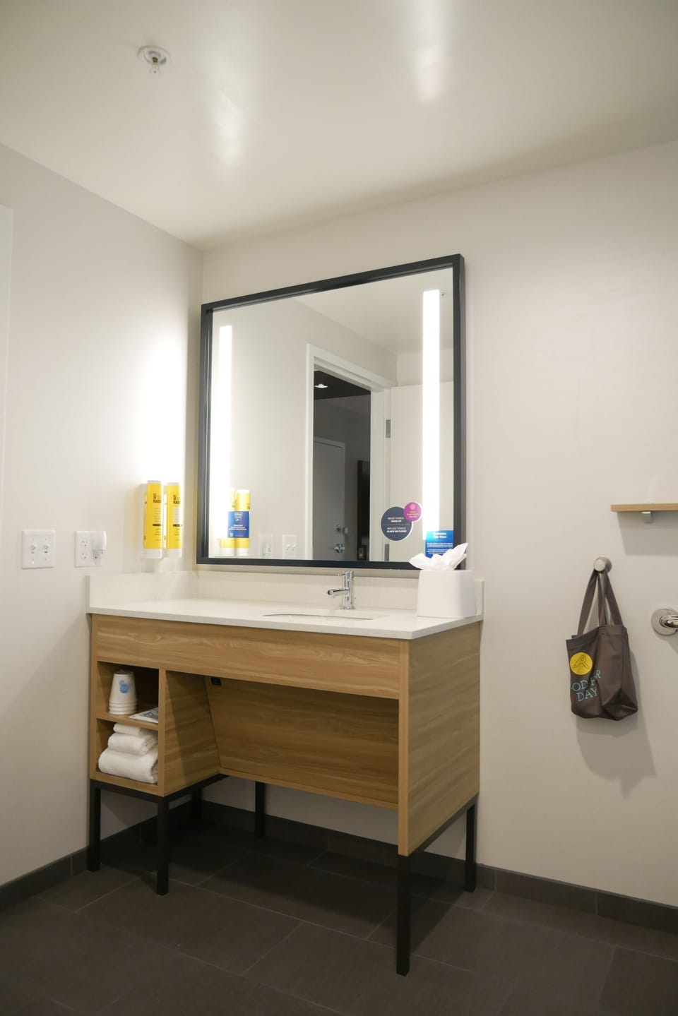 Room, 1 King Bed, Accessible (Hearing) | Bathroom | Shower, hair dryer, towels