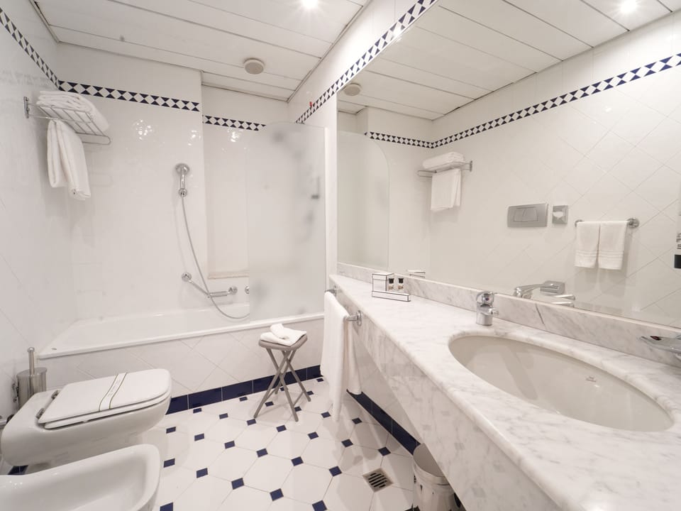 Junior Suite, 1 King Bed | Bathroom | Free toiletries, hair dryer, slippers, towels