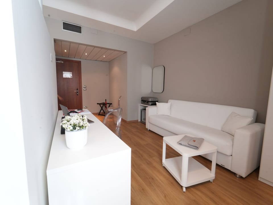Junior Suite, 1 King Bed | Minibar, in-room safe, desk, blackout drapes