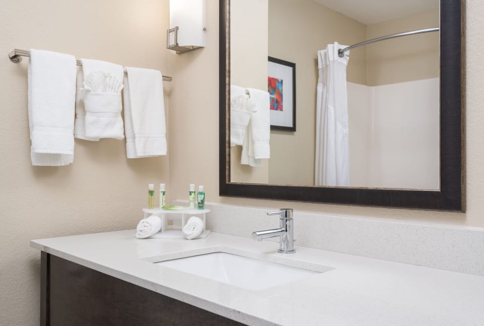 Combined shower/tub, designer toiletries, hair dryer