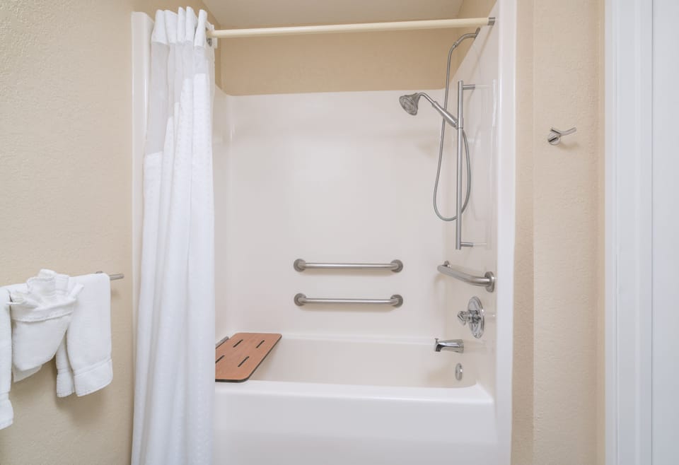 Combined shower/tub, designer toiletries, hair dryer