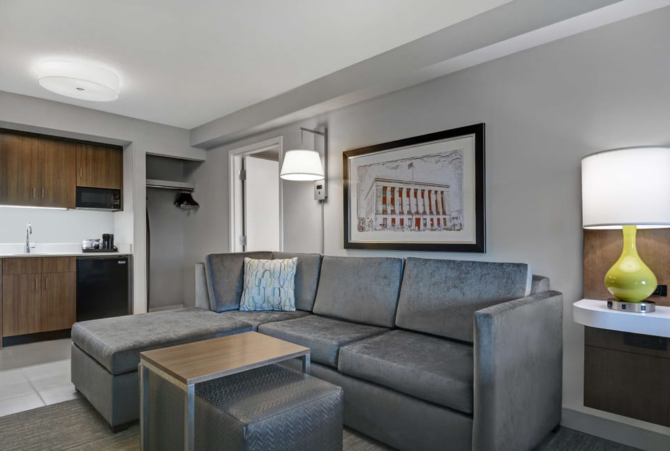 Deluxe Room, 1 King Bed (Large) | Living area | 32-inch TV with cable channels, pay movies