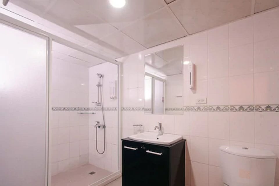 Standard Room, 2 Twin Beds (No Window) | Bathroom shower