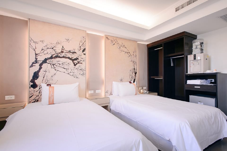 Standard Room, 2 Twin Beds (No Window) | Desk, free WiFi