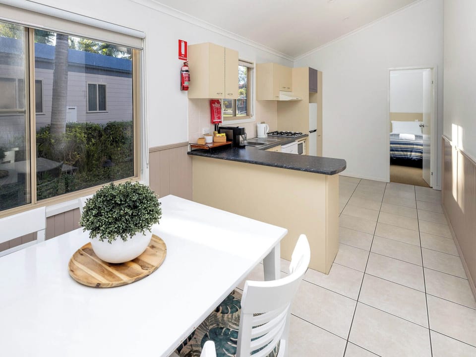 Superior Lake View 2 Bedroom Villa - Sleeps 5 | Premium bedding, soundproofing, iron/ironing board, WiFi (free)