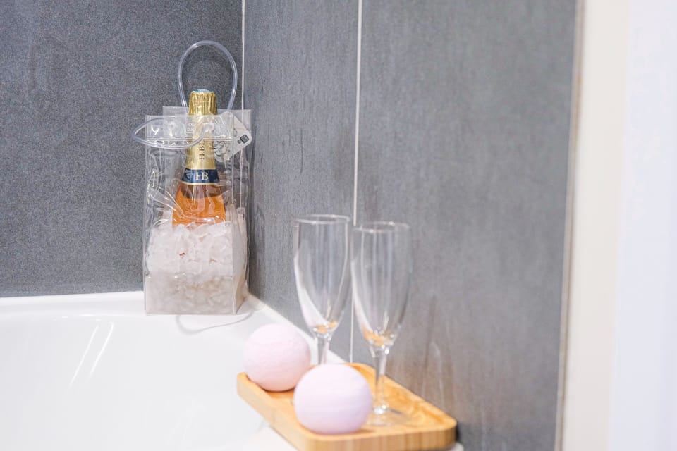 Supérieure front de mer | Bathroom | Free toiletries, hair dryer, bathrobes, slippers